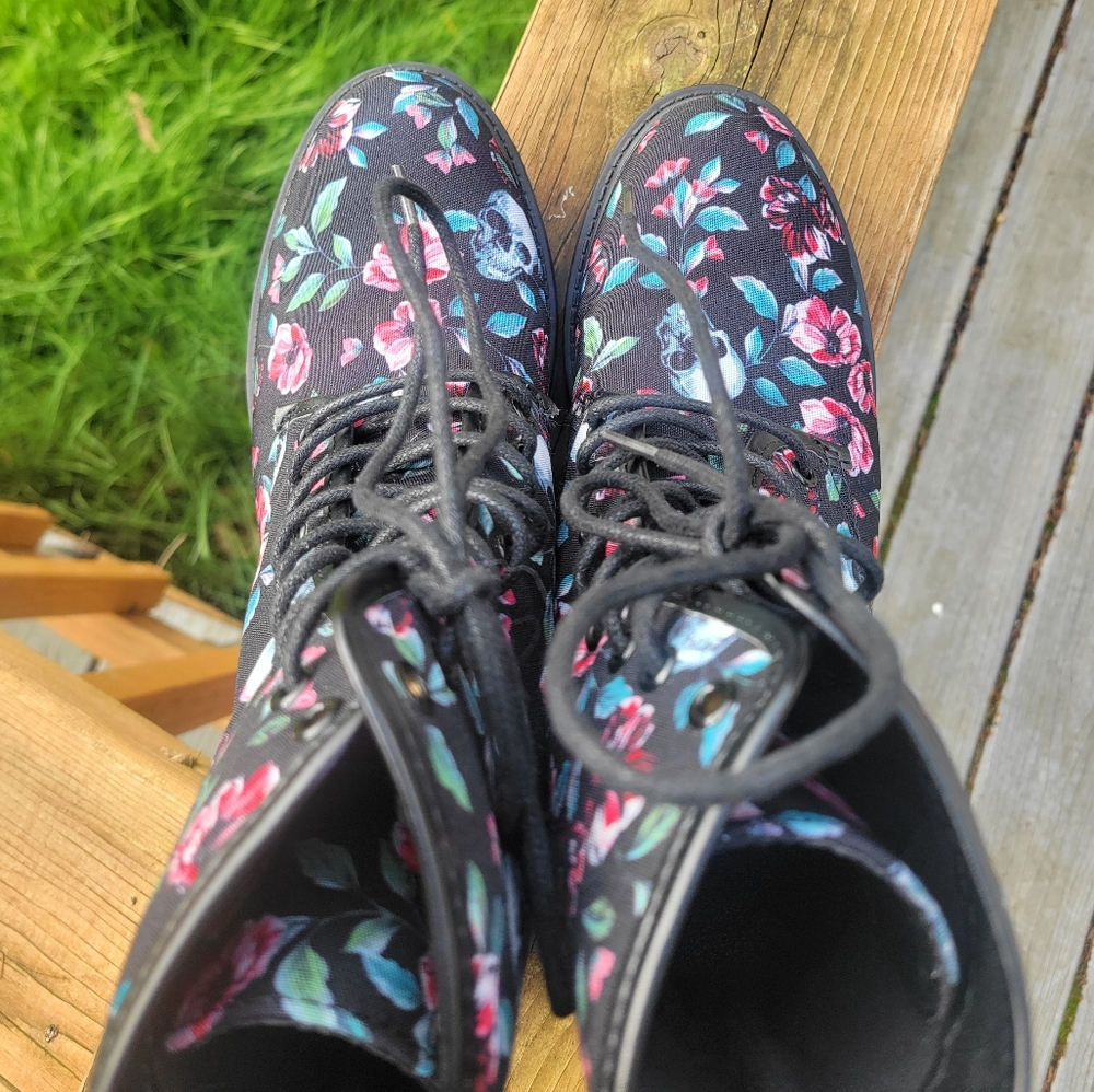 Hot Topic Skull Floral Lace-Up Women's Combat Boots - Picture 7 of 7
